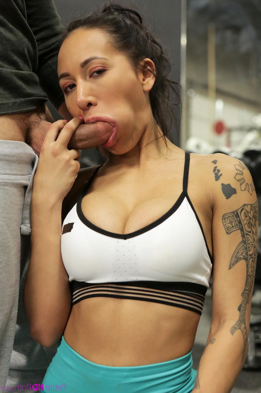 17P Amia Miley, une maniaque du fitness aux gros seins, suce la bite de son entraîneur à la salle de sport et chevauche la bite.