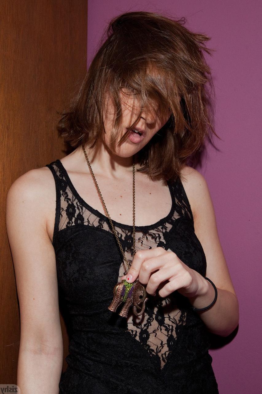 11P Erica Rempel, petite amie adolescente, enlève sa robe et pose uniquement en bas.
