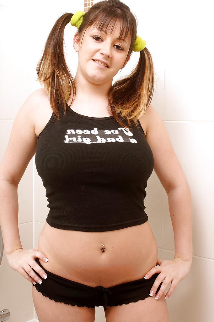 16P A adorável adolescente Abi tira o biquíni e passa loção nos peitos grandes