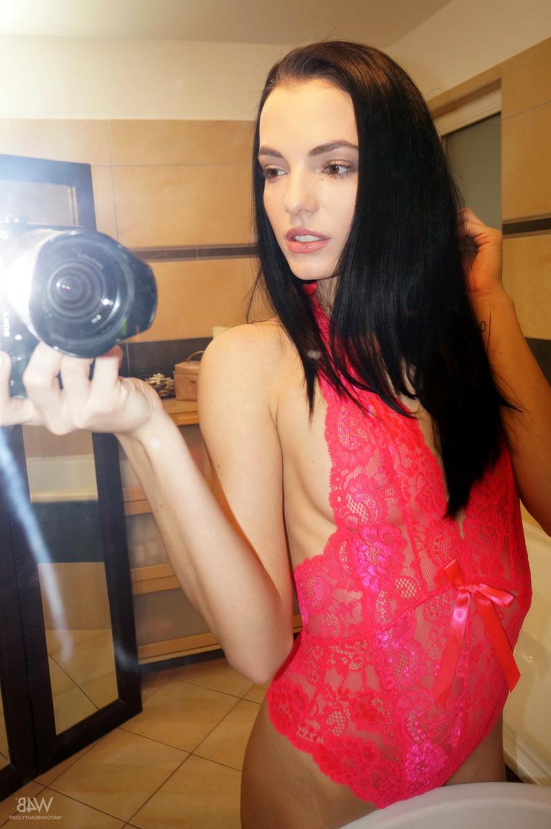16P La joven delgada Sapphira se toma selfies en el espejo mientras se desnuda en el baño