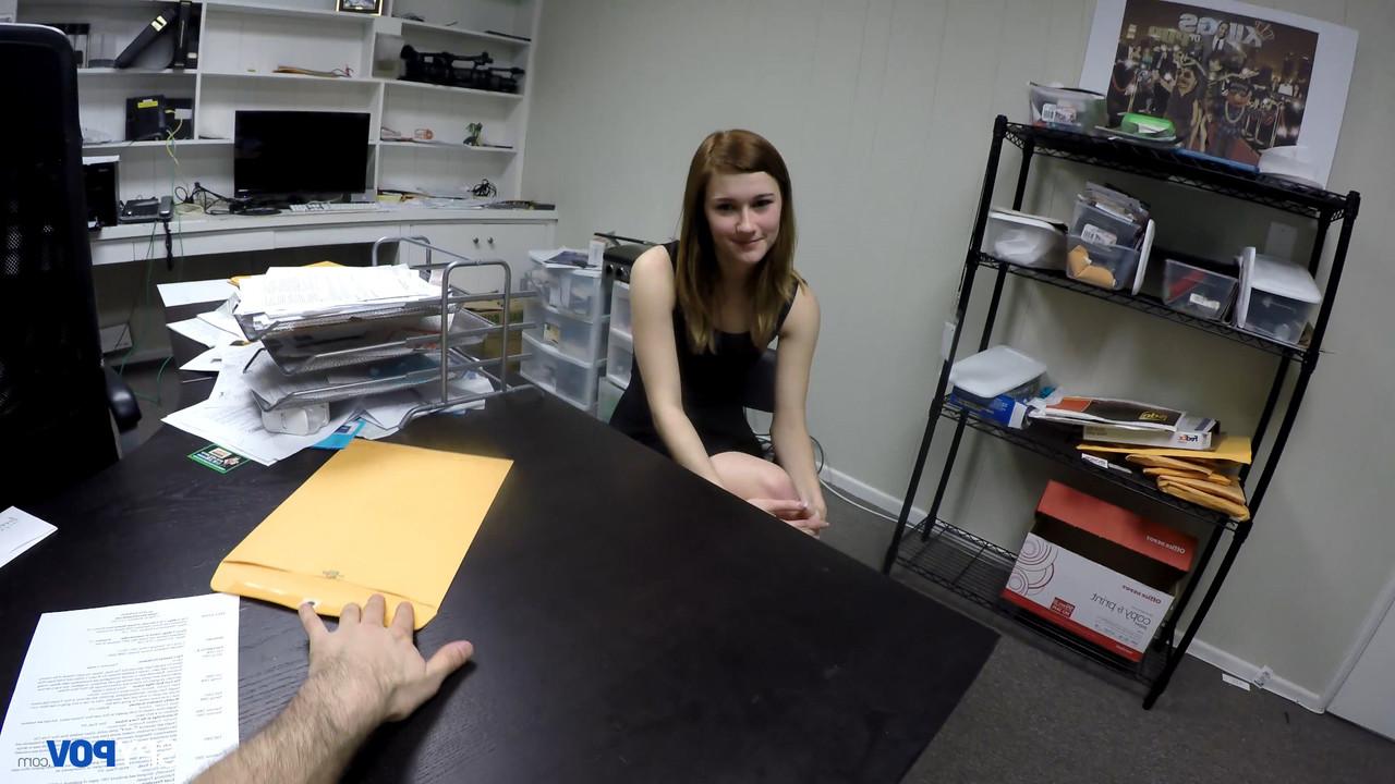 17P A magrinha Alaina Dawson passa o dia de folga transando em uma entrevista de emprego