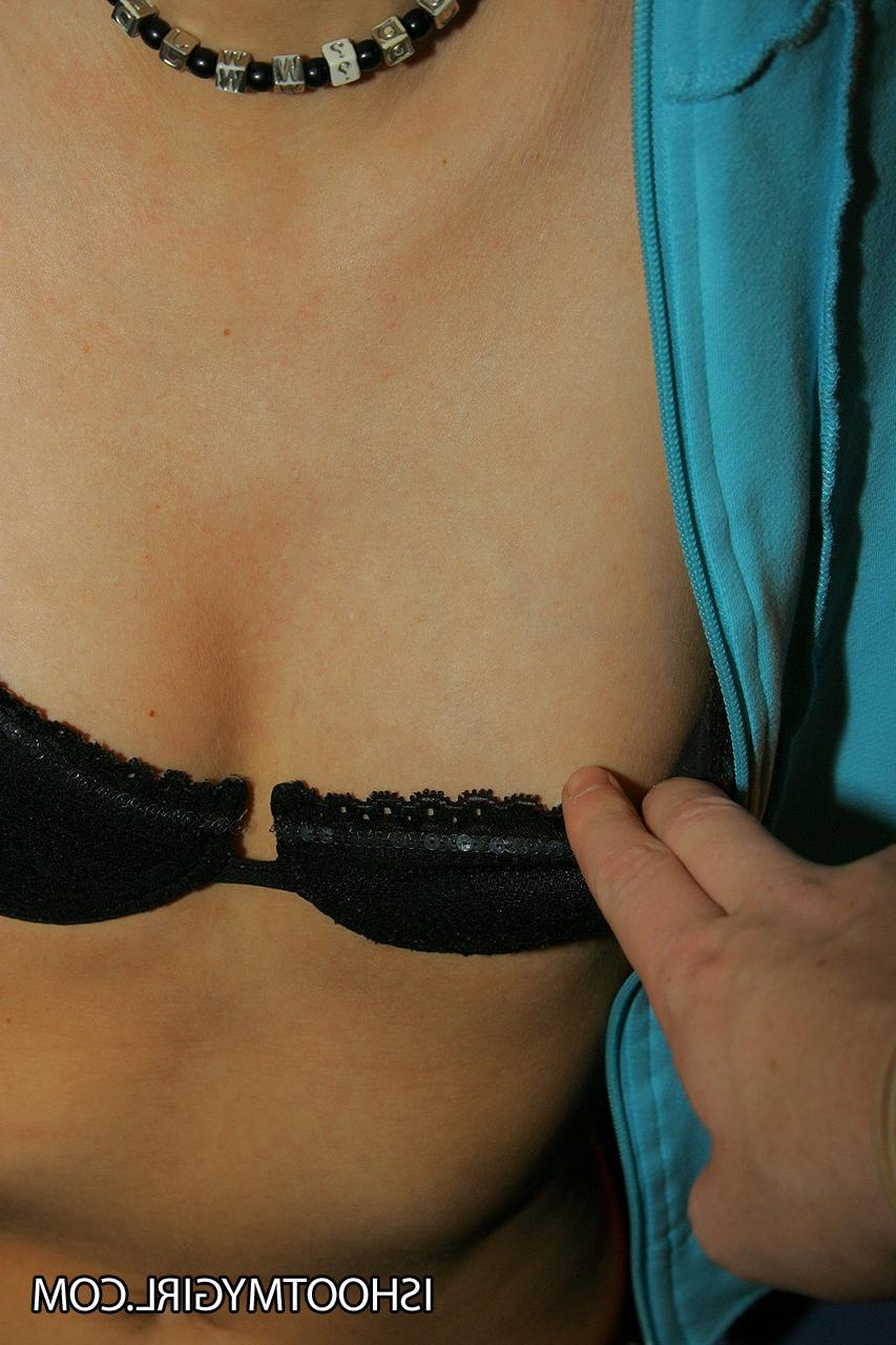 19P La linda joven Tanya muestra sus pequeñas tetas con pezones hinchados y su piercing en la lengua