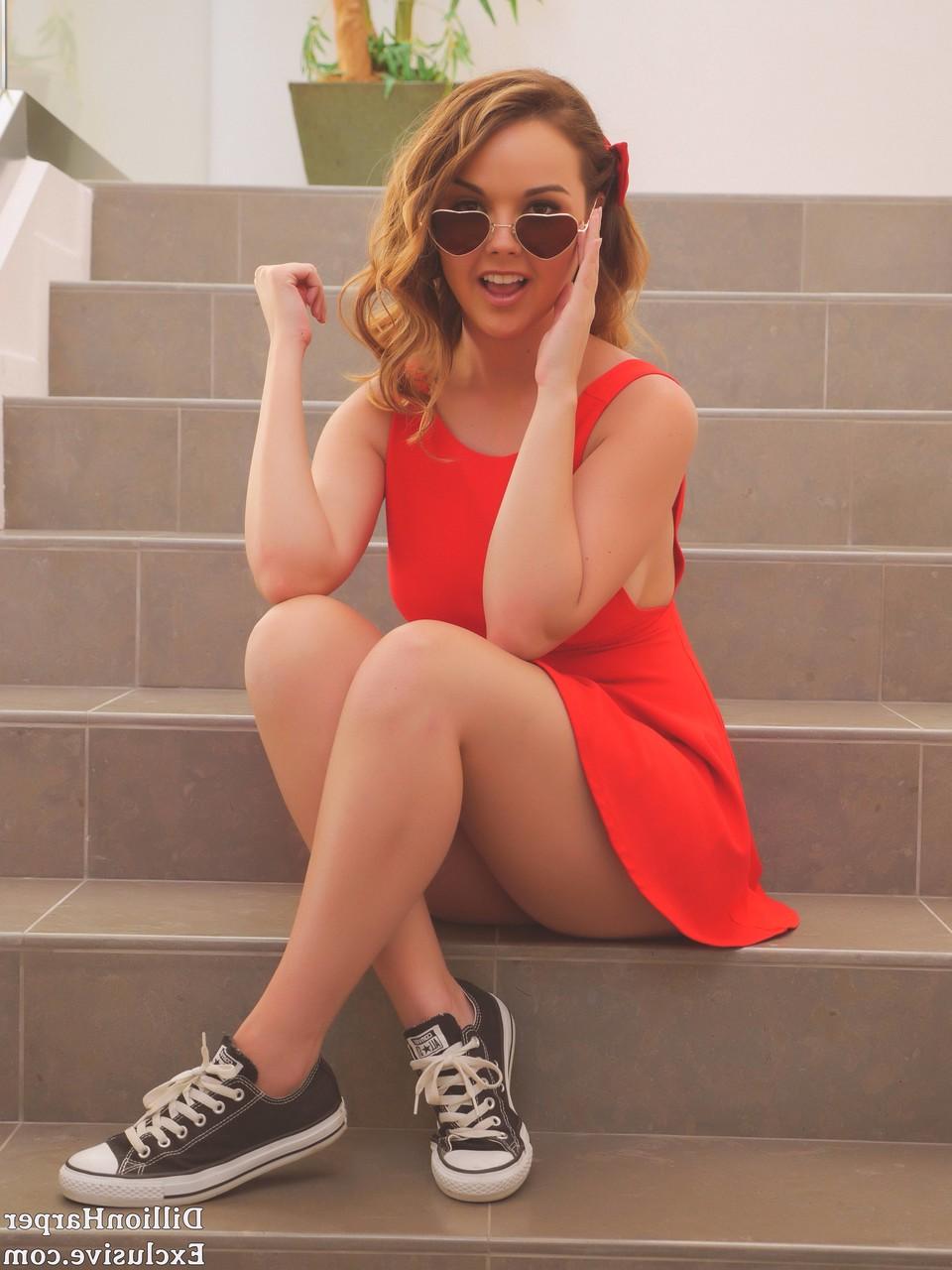 20P A fantástica adolescente pequena Dillion Harper revela seus talentos naturais e se masturba forte