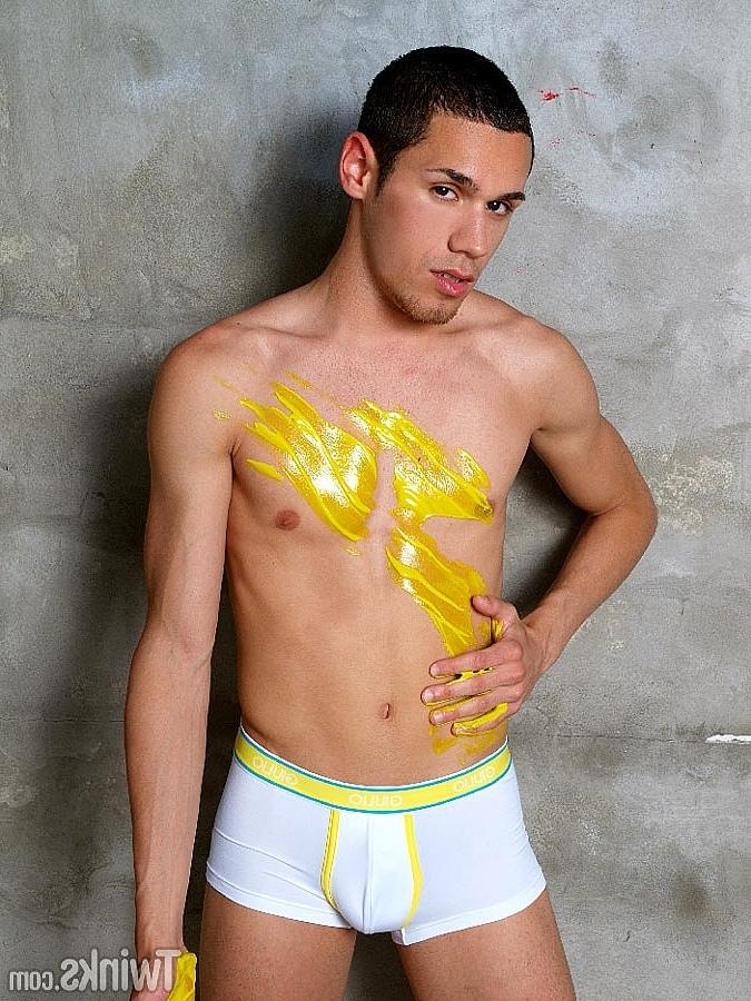 20P El latino gay Giovanni Summers aplica la pintura en su cuerpo delgado y su gran culo
