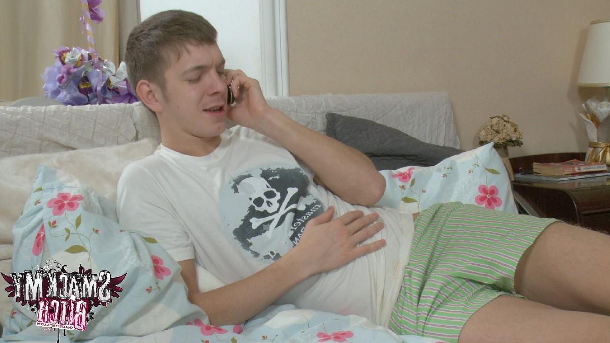 15P Uma jovem dá uma massagem na barriga do namorado antes de ser fodida na bunda