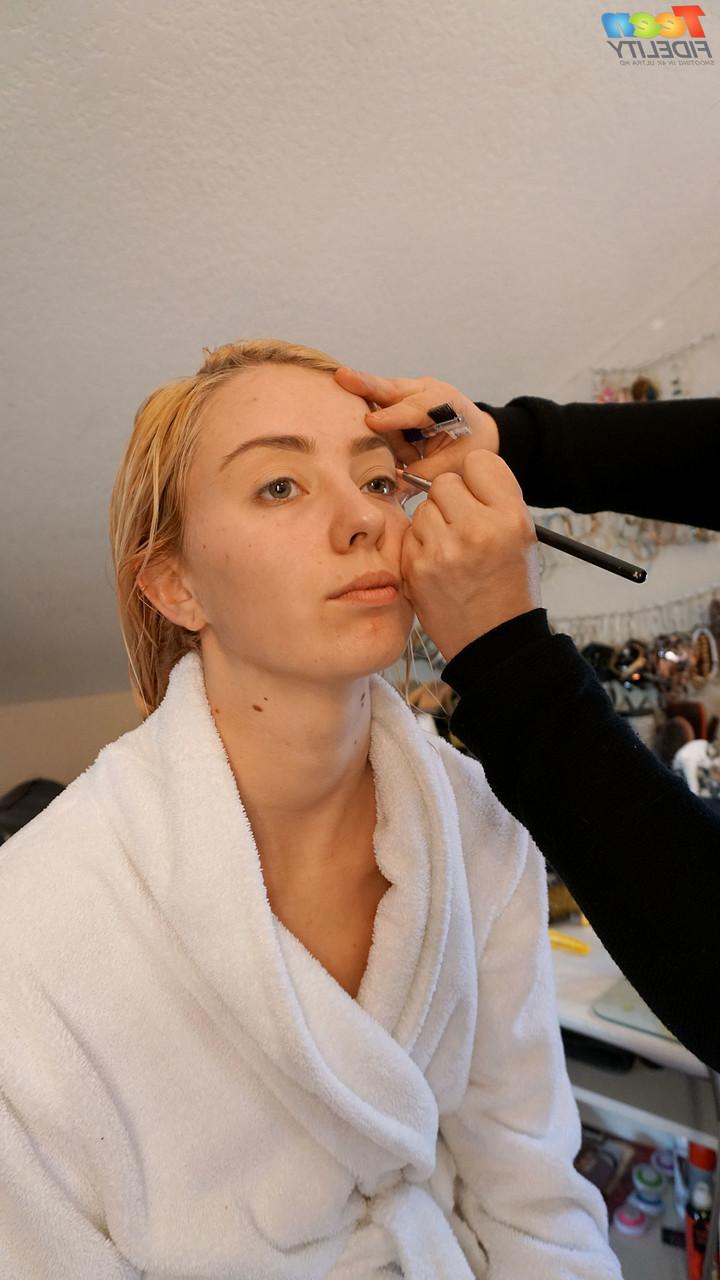 17P Haley Reed, jeune élancée aux cheveux blonds, dévoile ses petits seins.