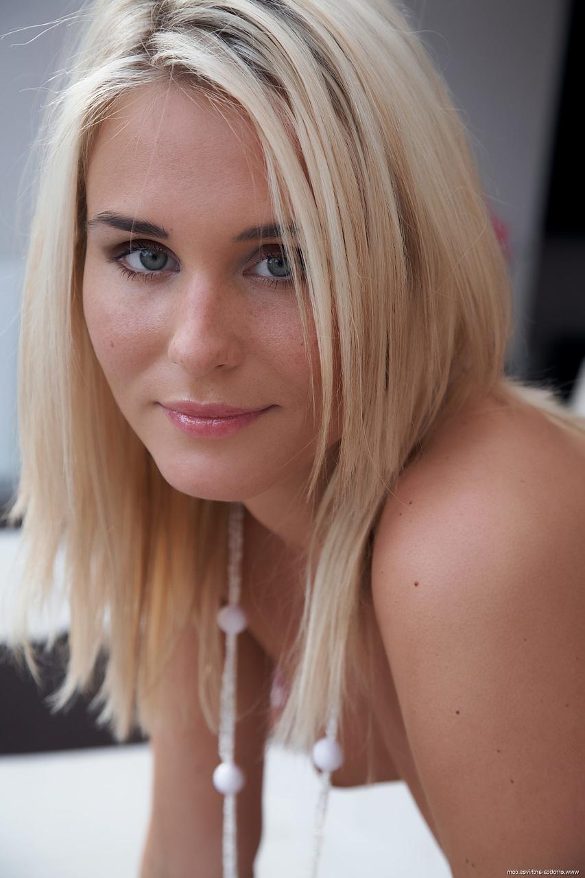 20P Alluring blonde babe Zora shows off her inviting shaved pussy up close