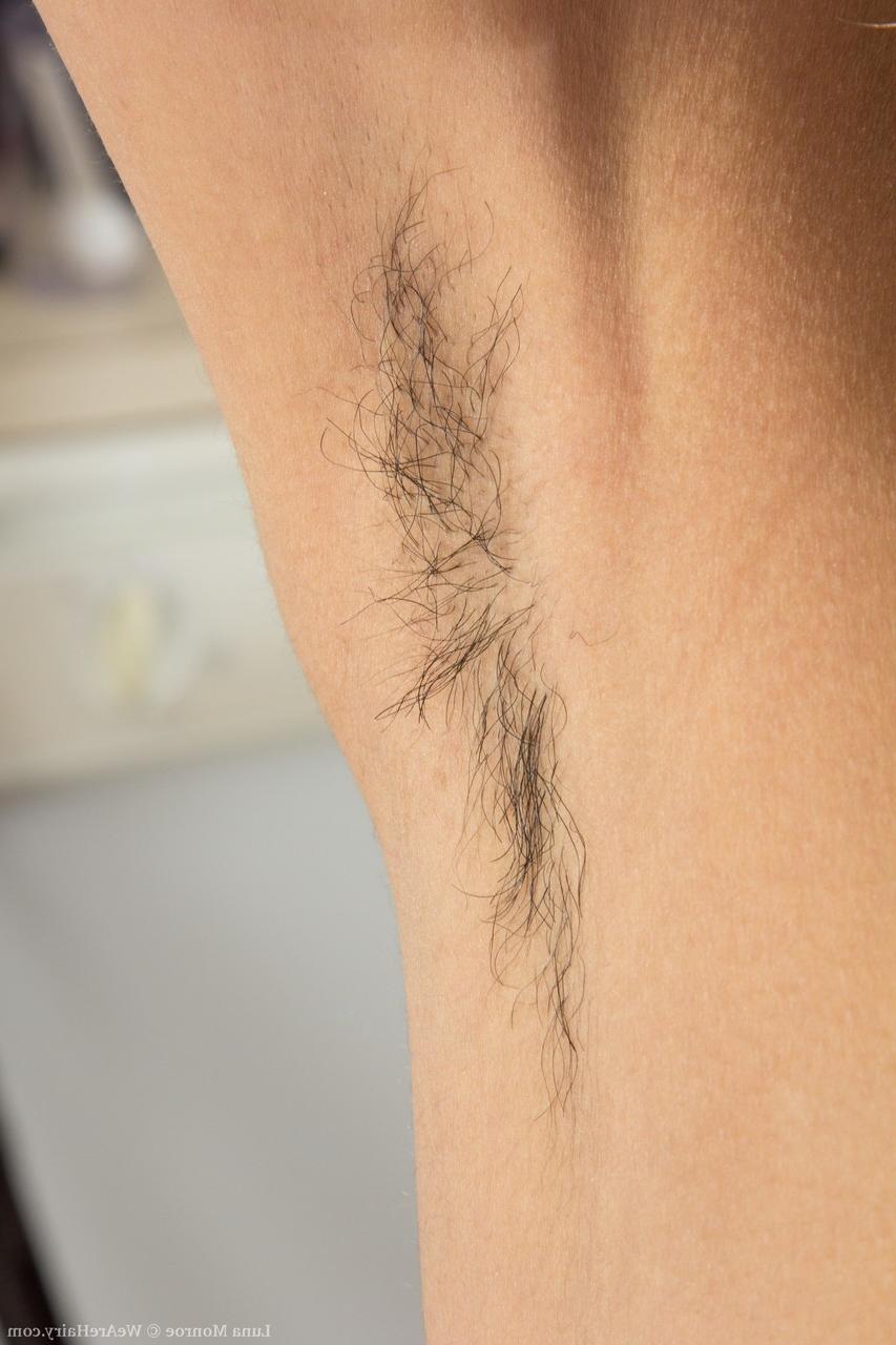 20P La douce brune Luna Monroe frotte sa chatte super poilue avec une carotte.