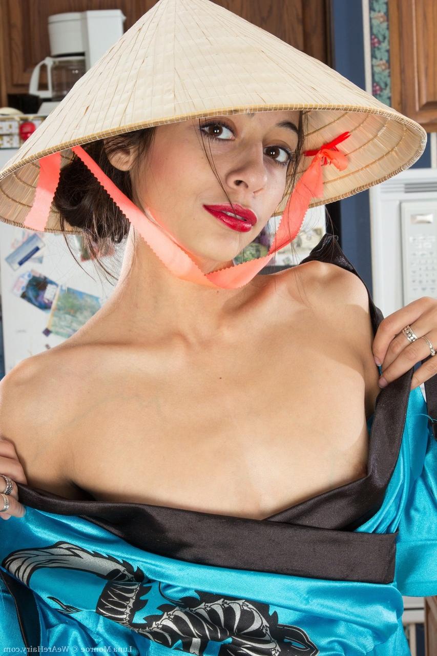 20P La douce brune Luna Monroe frotte sa chatte super poilue avec une carotte.