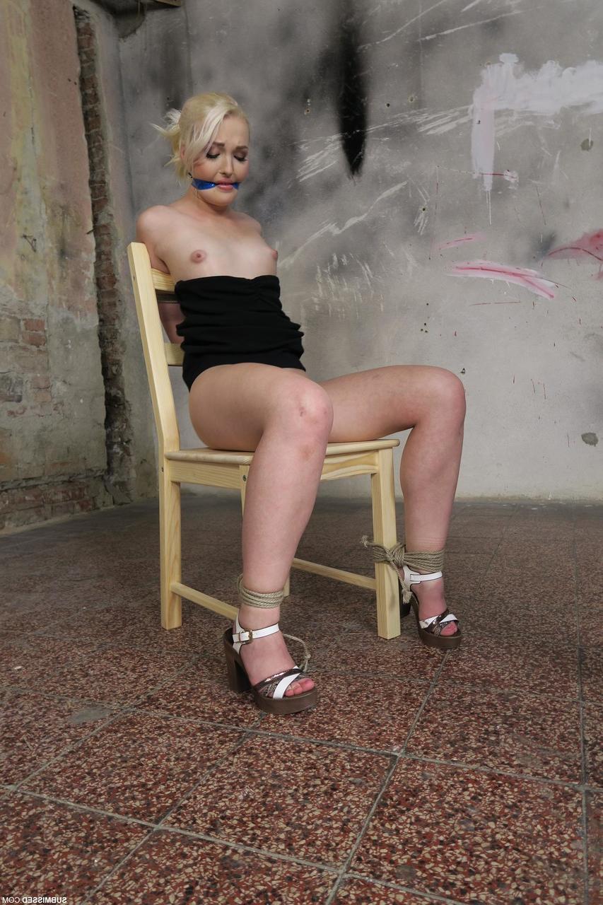 20P La blonde Lovita Fate est attachée à une chaise et jouée par son maître.