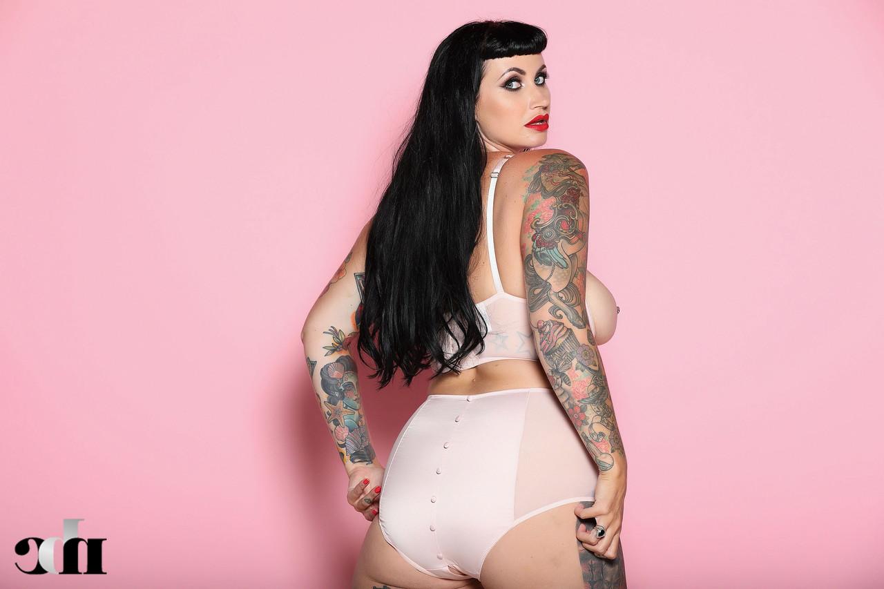 20P La gorda Cherrie Pie muestra su cuerpo tatuado en lencería y revela sus tetas