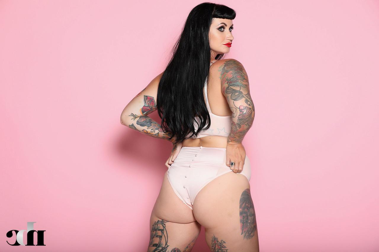 20P La gorda Cherrie Pie muestra su cuerpo tatuado en lencería y revela sus tetas