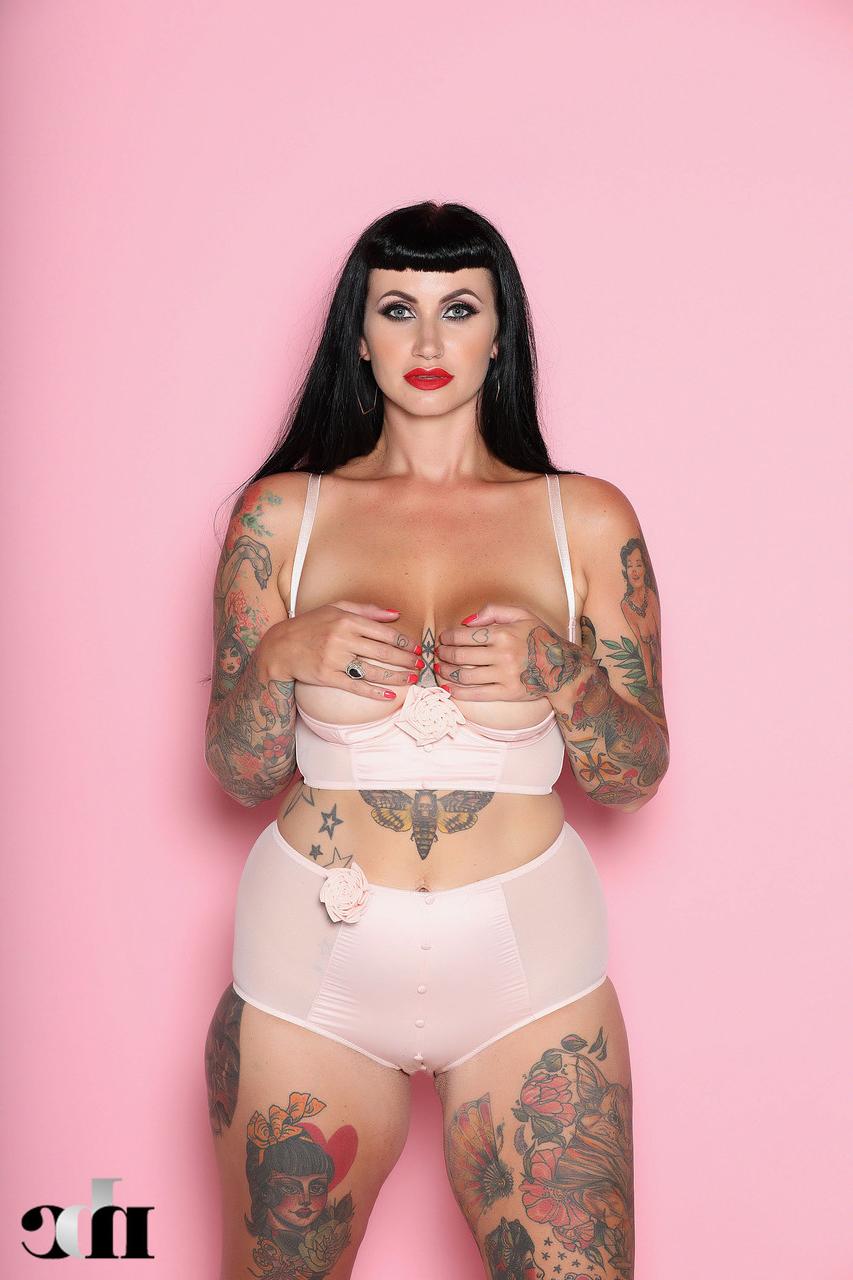 20P La gorda Cherrie Pie muestra su cuerpo tatuado en lencería y revela sus tetas