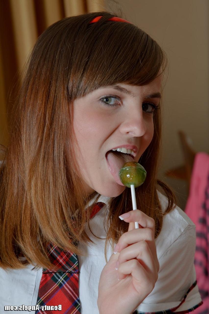 20P La colegiala amateur Zanna prueba su nuevo juguete en su coño y su culo