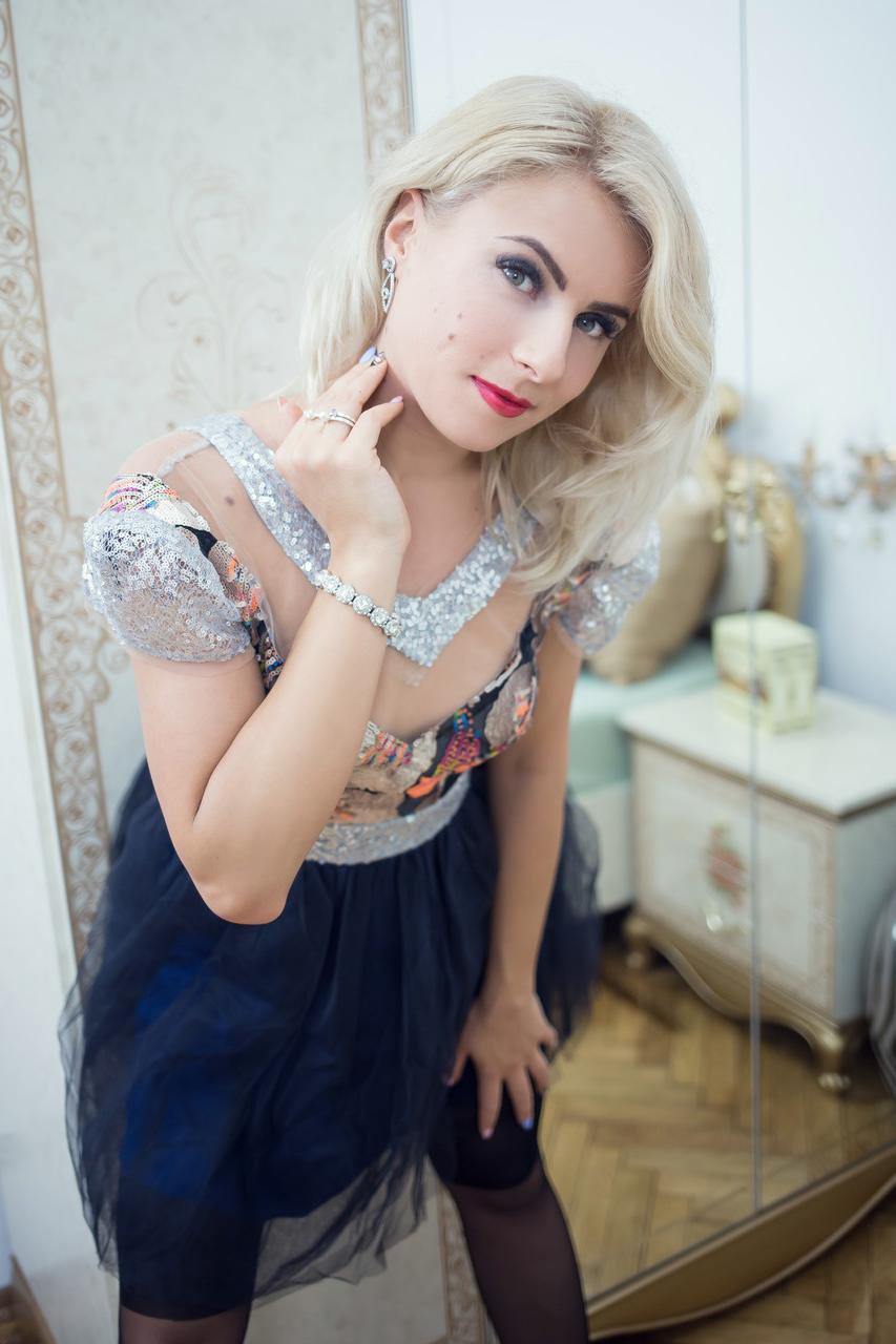 13P Glamorous blonde amateur Vanesa Parks posing in her hot outfit & stockings