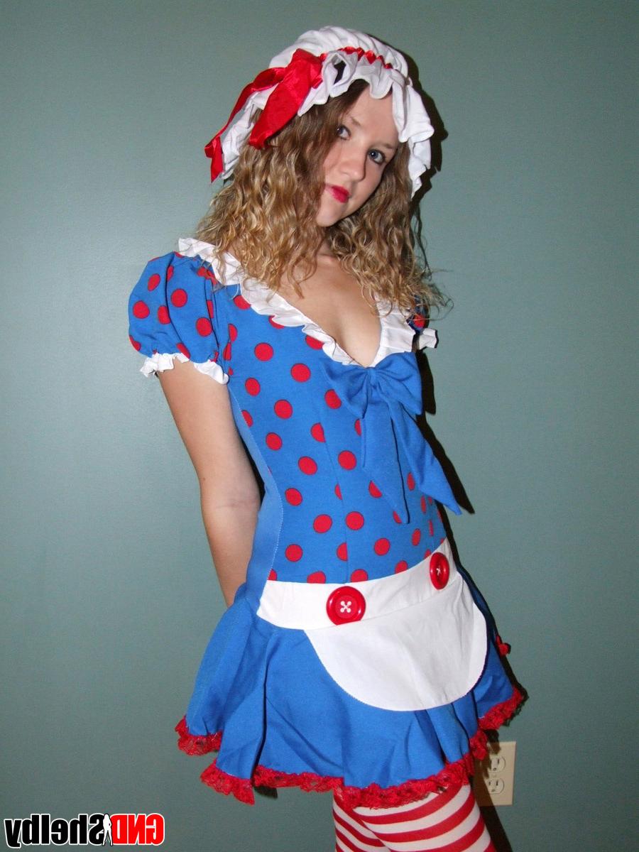 12P Une jolie adolescente enlève sa jolie robe tout en portant des chaussettes hautes à rayures.