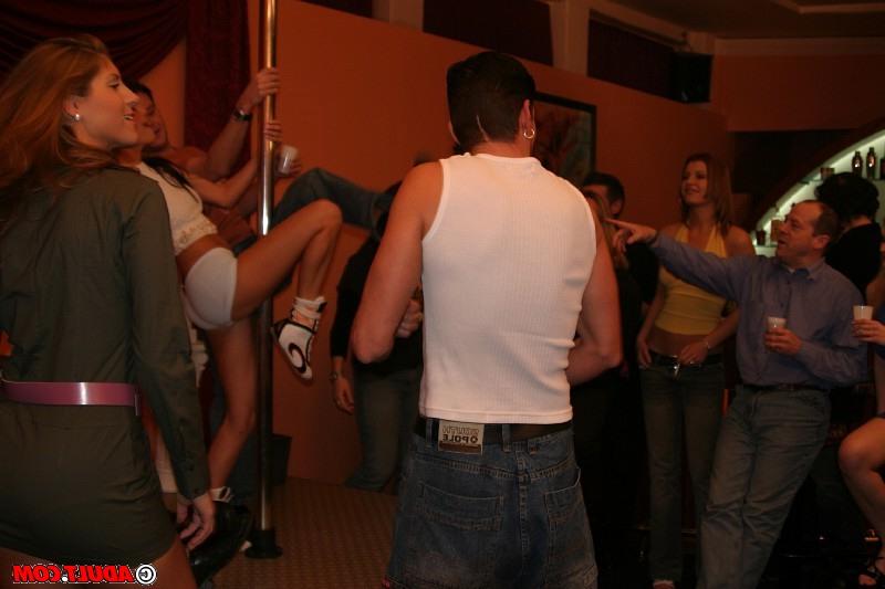 16P Geile Mädels mit sexy Körpern toben sich auf der Gruppensex-Hausparty aus