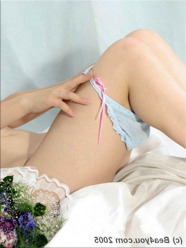 15P La joven gordita Bea usa su largo cabello en 2 mechones mientras se desnuda en una cama