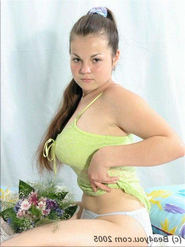 15P La joven gordita Bea usa su largo cabello en 2 mechones mientras se desnuda en una cama
