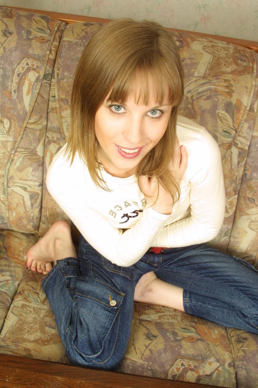 20P Das magere Babe in Jeans Maria enthüllt ihre kleinen Titten und ihre beschnittene Muschi