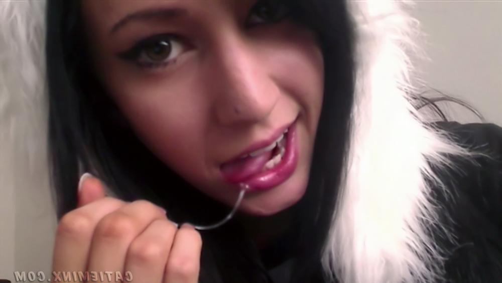 15P La jolie jeune brune Catie Minx écarte sa chatte rose et serrée.