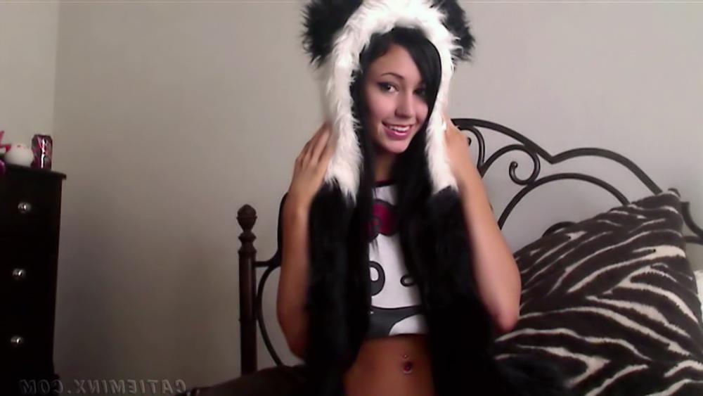 15P La jolie jeune brune Catie Minx écarte sa chatte rose et serrée.