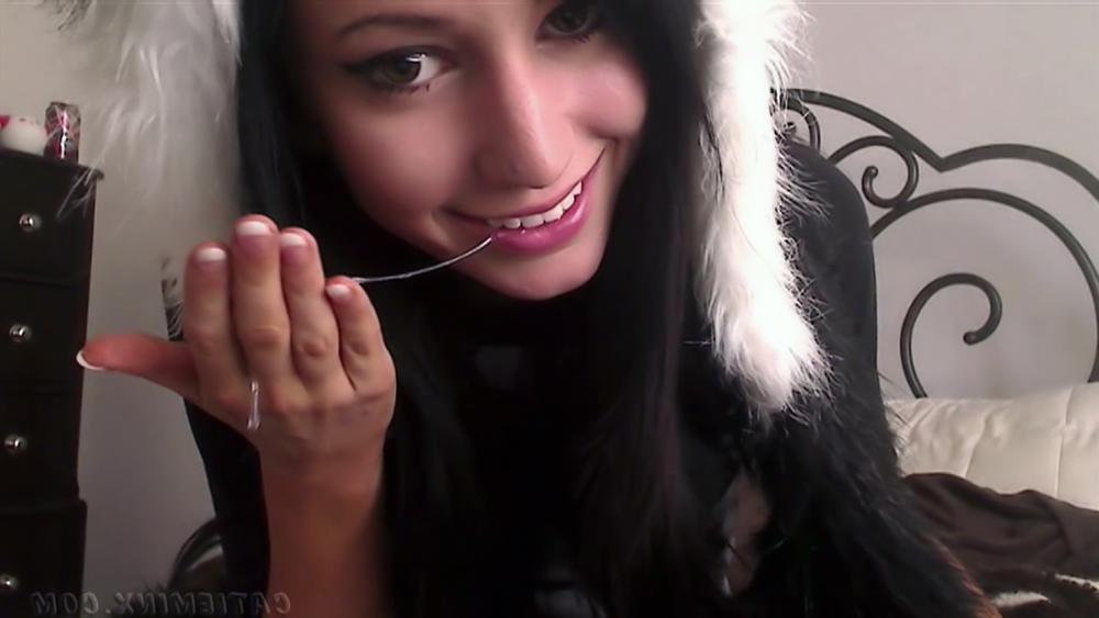 15P La jolie jeune brune Catie Minx écarte sa chatte rose et serrée.