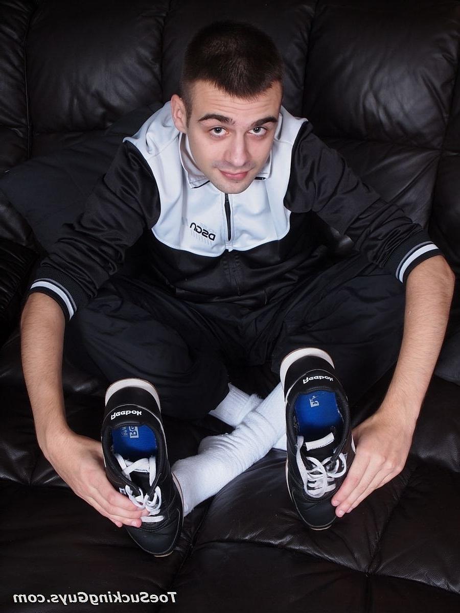 20P Dark-haired gay stud Moonek sucks his own toes before masturbating on the sofa