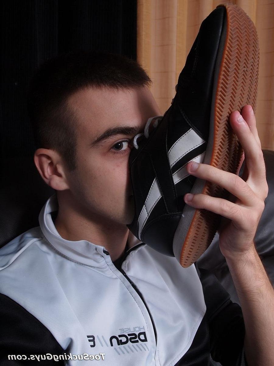 20P Dark-haired gay stud Moonek sucks his own toes before masturbating on the sofa