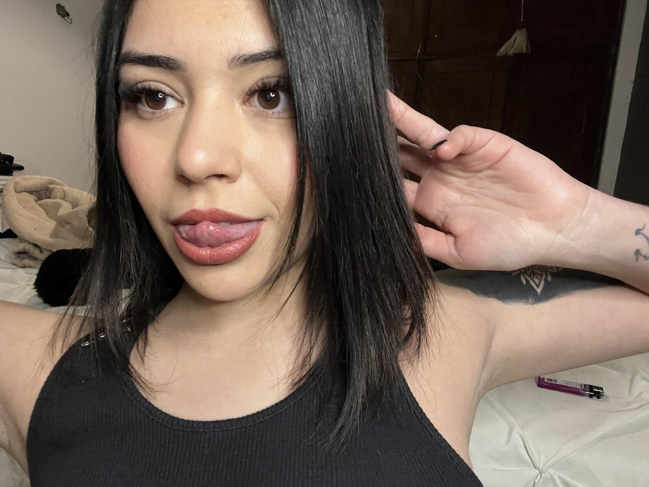 17P La sexy cámara de Onlyfans Mili Pie se burla con sus grandes tetas mientras se toma selfies