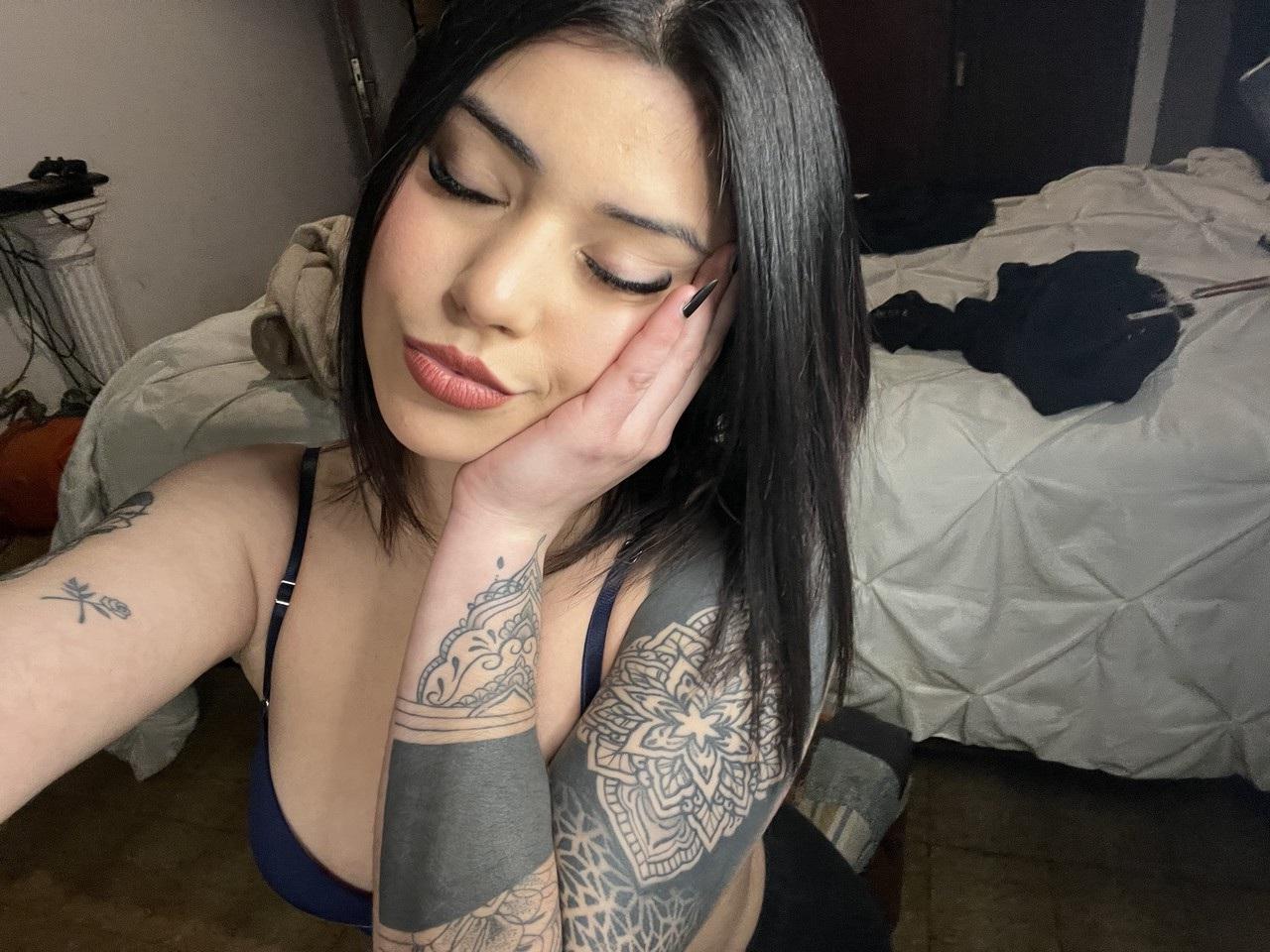 17P La sexy cámara de Onlyfans Mili Pie se burla con sus grandes tetas mientras se toma selfies