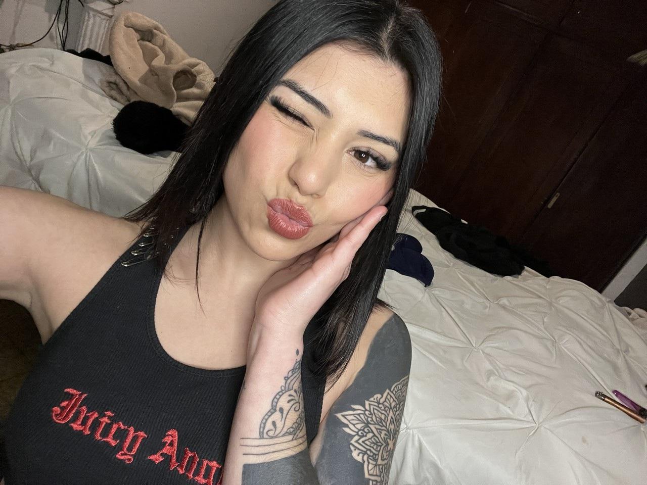 17P La sexy cámara de Onlyfans Mili Pie se burla con sus grandes tetas mientras se toma selfies