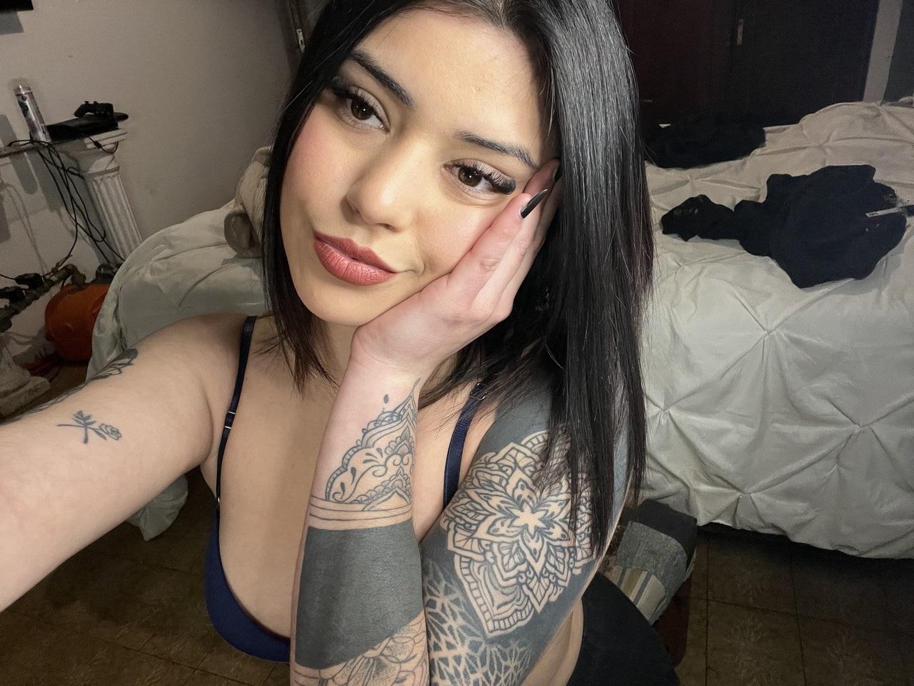 17P La sexy cámara de Onlyfans Mili Pie se burla con sus grandes tetas mientras se toma selfies