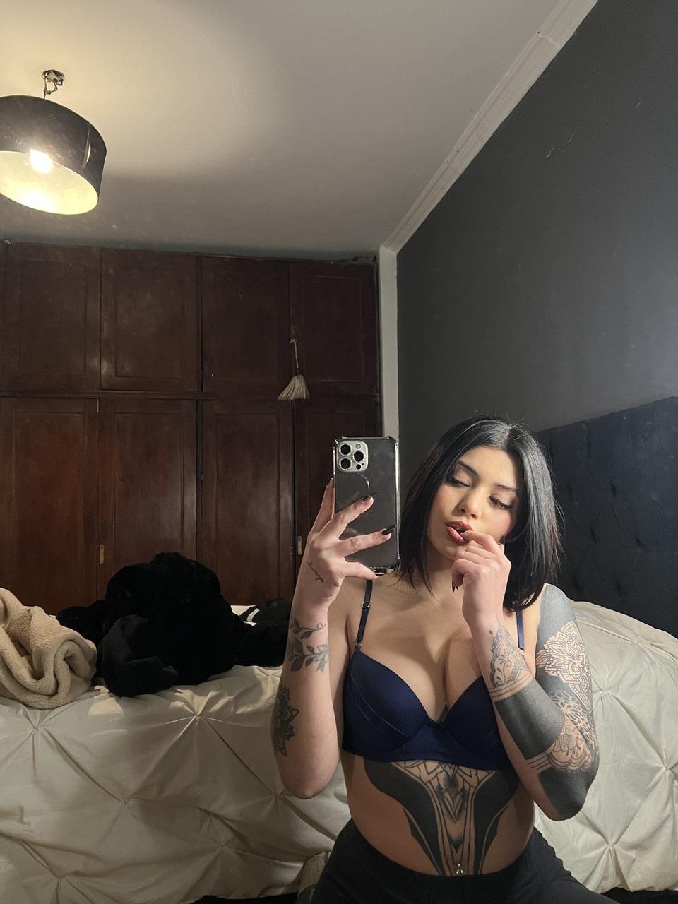 17P La sexy cámara de Onlyfans Mili Pie se burla con sus grandes tetas mientras se toma selfies