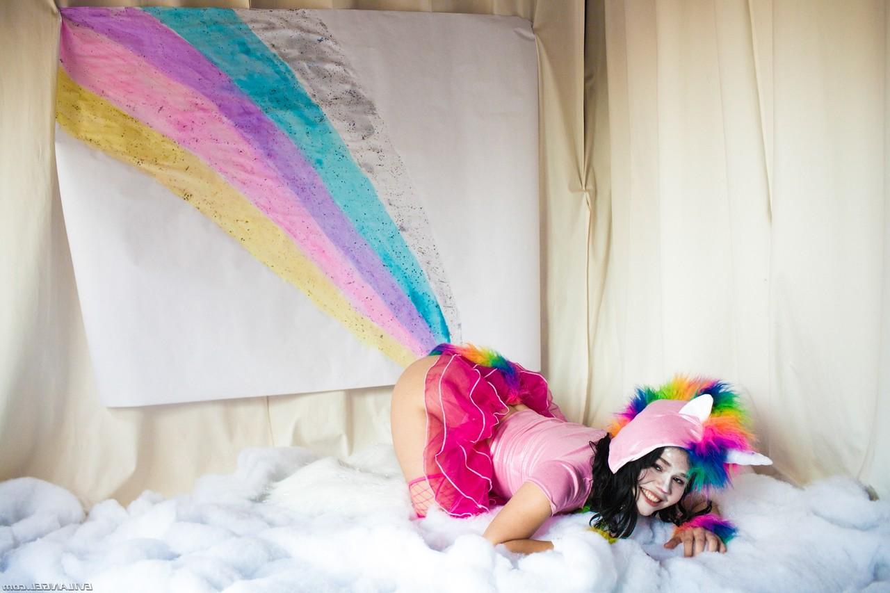 12P A pequena e pequena adolescente Yhivi seduzindo com seus peitos minúsculos e bunda maravilhosa