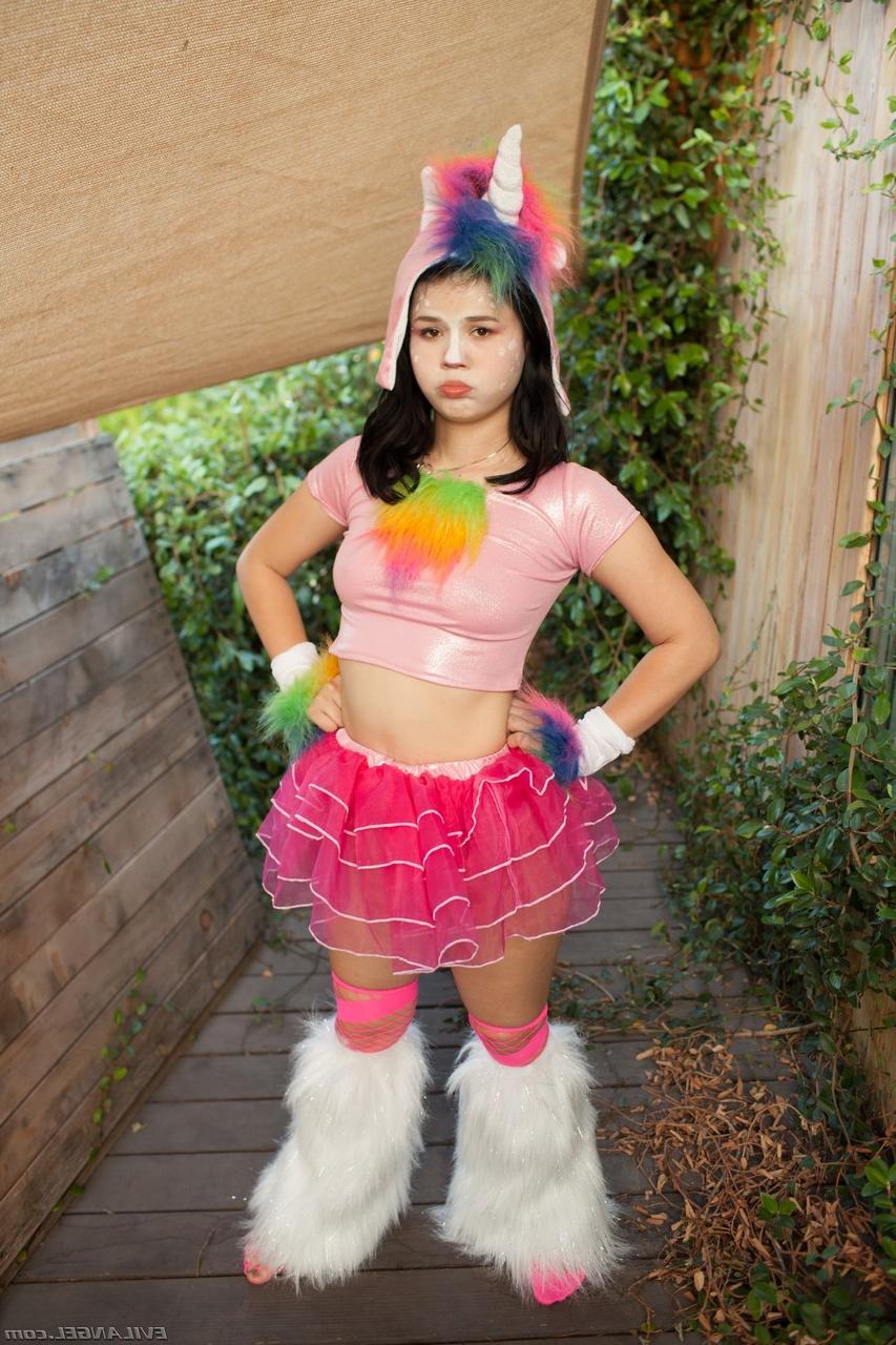 12P A pequena e pequena adolescente Yhivi seduzindo com seus peitos minúsculos e bunda maravilhosa