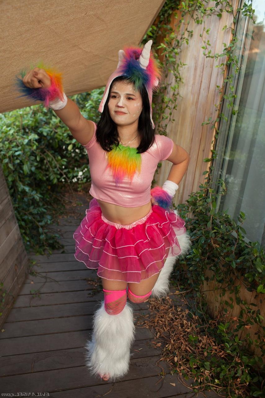 12P A pequena e pequena adolescente Yhivi seduzindo com seus peitos minúsculos e bunda maravilhosa