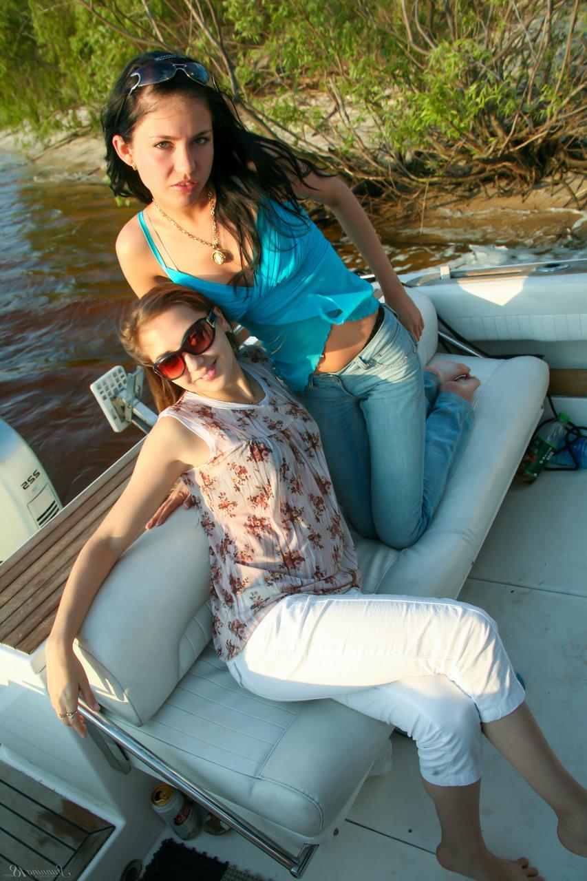 20P A gostosa garota amadora Galla F e sua namorada sexy se desnudam no barco