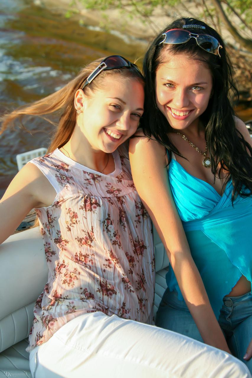 20P A gostosa garota amadora Galla F e sua namorada sexy se desnudam no barco