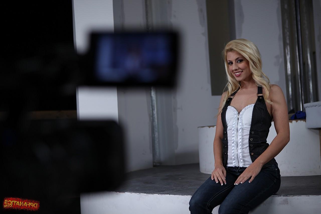 17P La jeune blonde Jessie Volt montre ses petits seins dans un show solo.