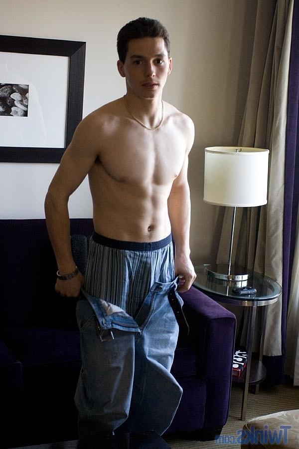 20P Brunette jock Martin A flaunts his hot body and masturbates to cum