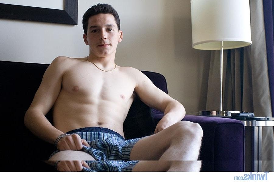 20P Brunette jock Martin A flaunts his hot body and masturbates to cum