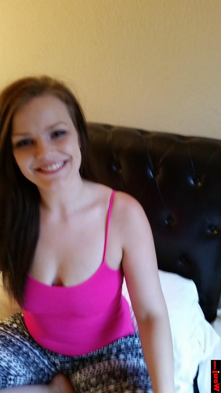 15P Smoking hot amateur babe posing braless and teases with her cleavage