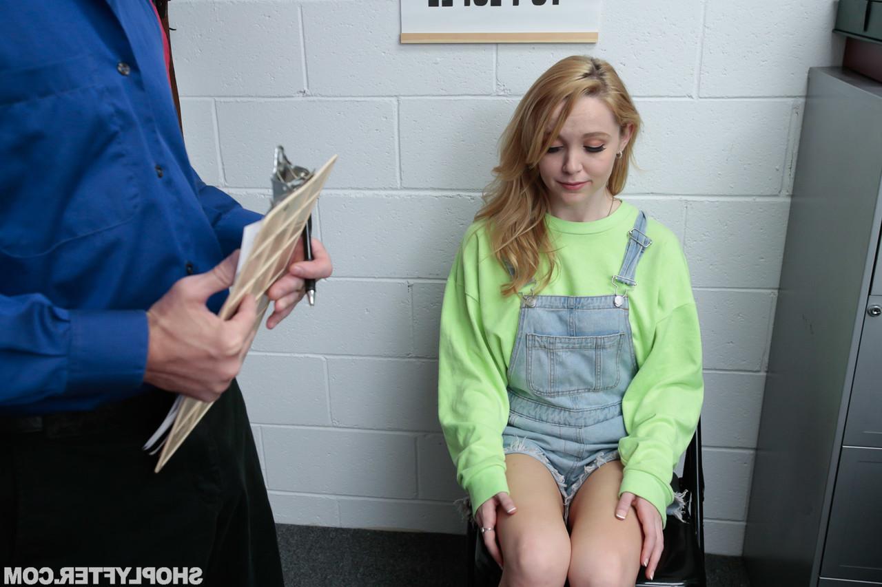 20P La jeune Nikole Nash se déshabille et se fait baiser lors d'une fouille corporelle pour vol à l'étalage.