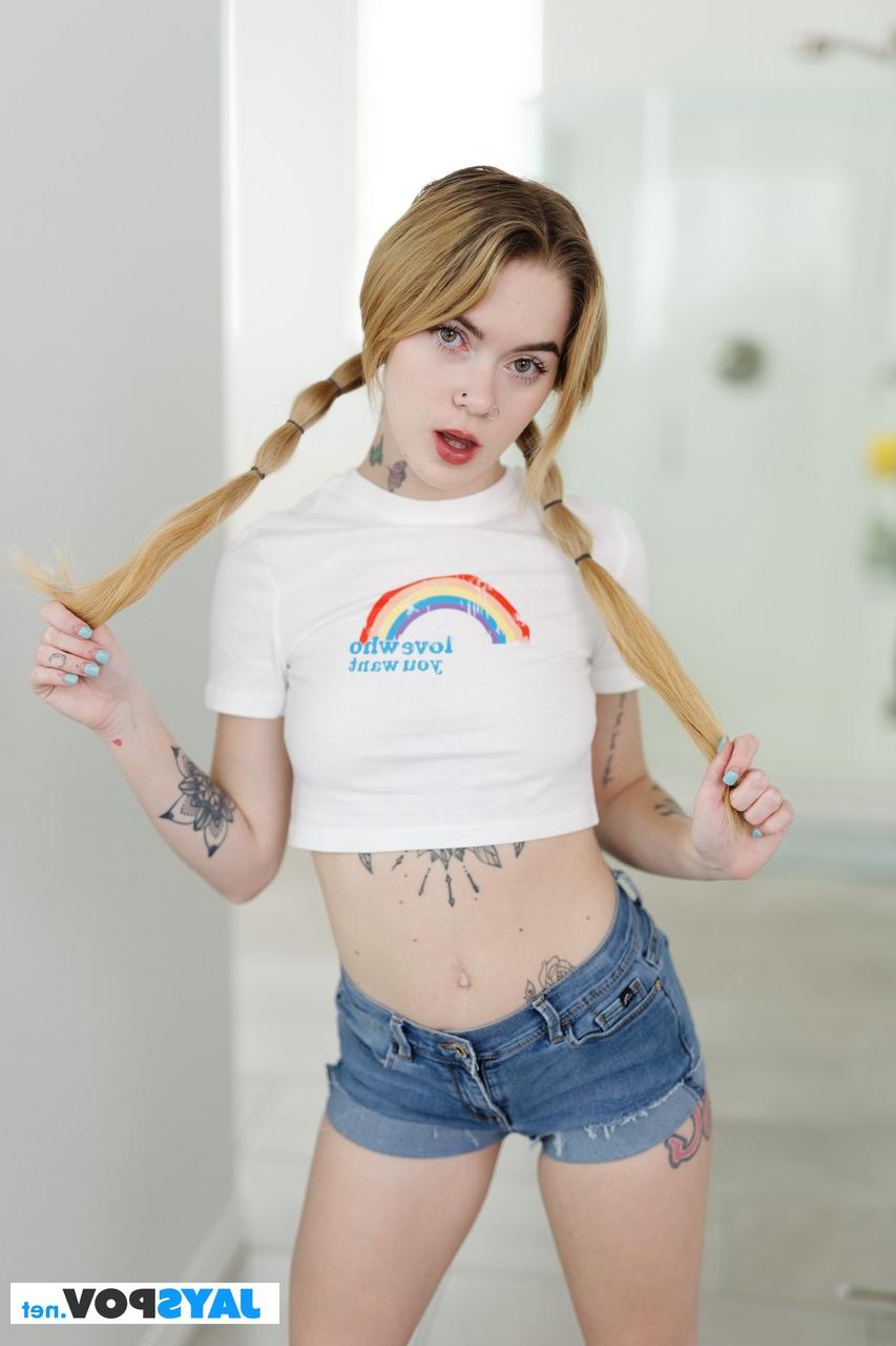 20P La joven con trenzas Sage Fox se desnuda y muestra sus tatuajes sexys, sus tetas y su gran culo