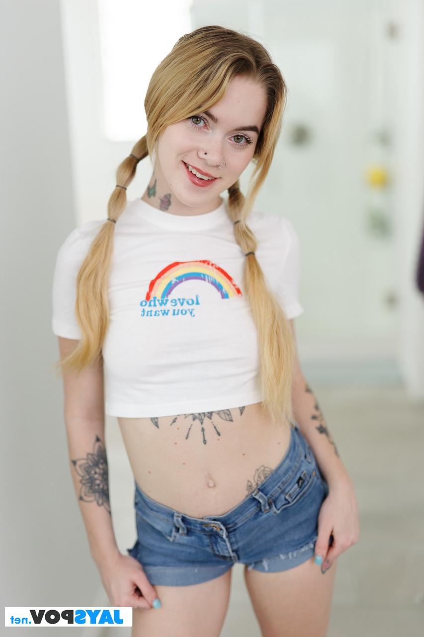 20P La joven con trenzas Sage Fox se desnuda y muestra sus tatuajes sexys, sus tetas y su gran culo