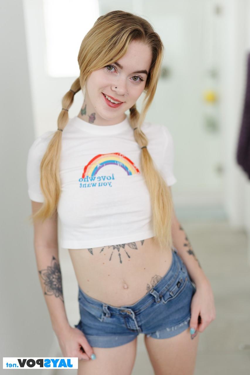 20P La joven con trenzas Sage Fox se desnuda y muestra sus tatuajes sexys, sus tetas y su gran culo