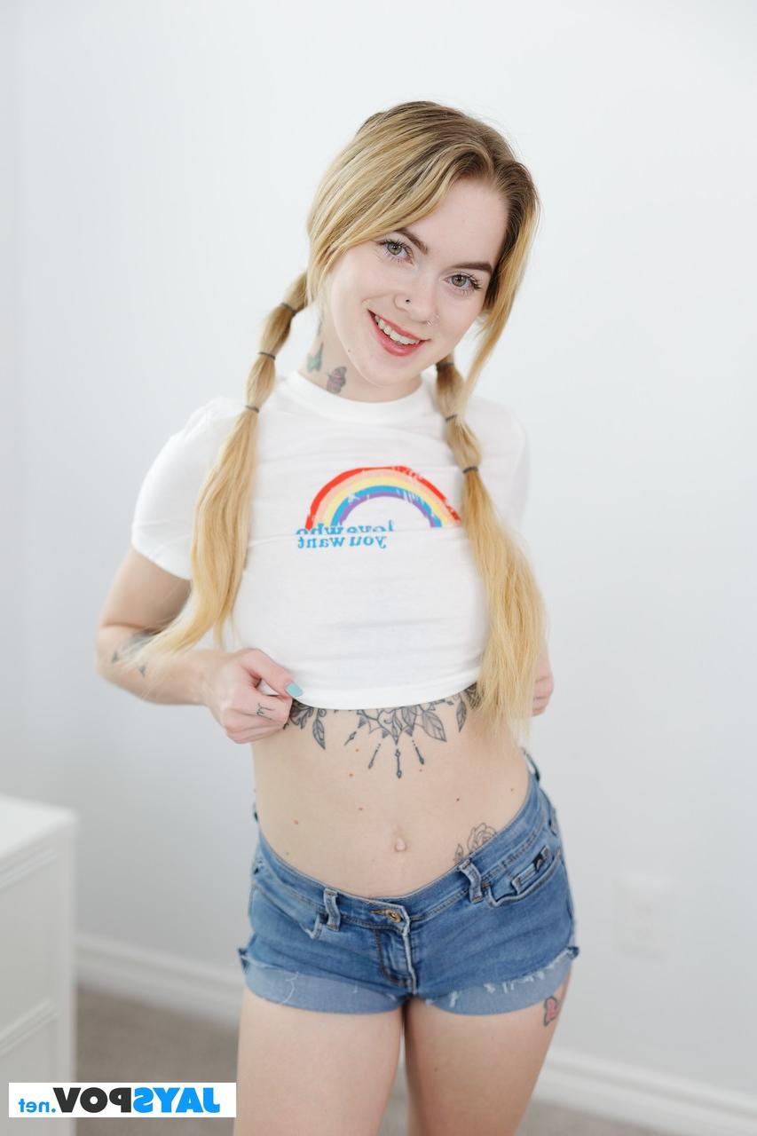 20P La joven con trenzas Sage Fox se desnuda y muestra sus tatuajes sexys, sus tetas y su gran culo
