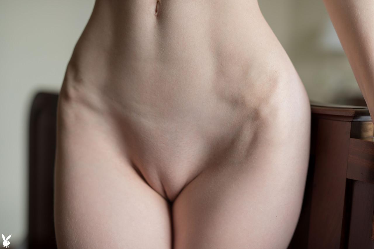 20P A gata safada Yana West revela e acaricia seus peitos grandes e bunda