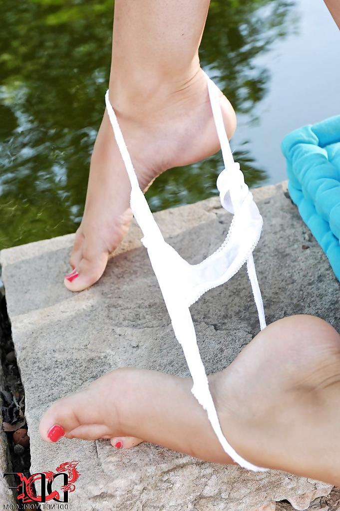16P Elegante jovencita con pies sexys desnudándose y provocándose al aire libre